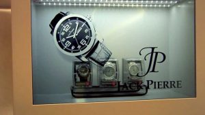 Optimal Store Showcase: Choosing the Right Display